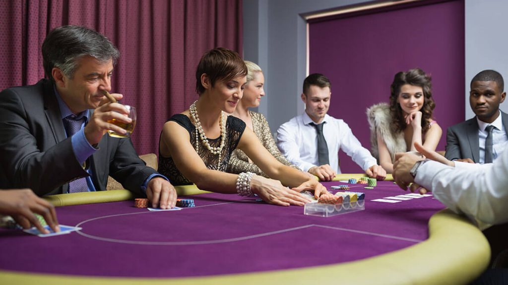 Spelers aan een pokertafel in het casino